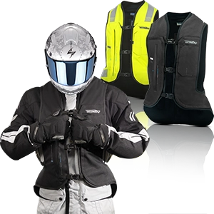 Motociclista con giubbotto airbag, accanto ad altri due giubbotti gialli e neri.